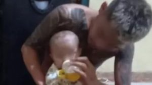 Enam Pemuda Ini Cekoki Bir pada Bayi Berusia Empat Bulan