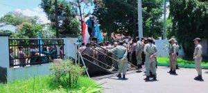 Mahasiswa STISIP Bima Robohkan Gerbang DPRD Kota Bima