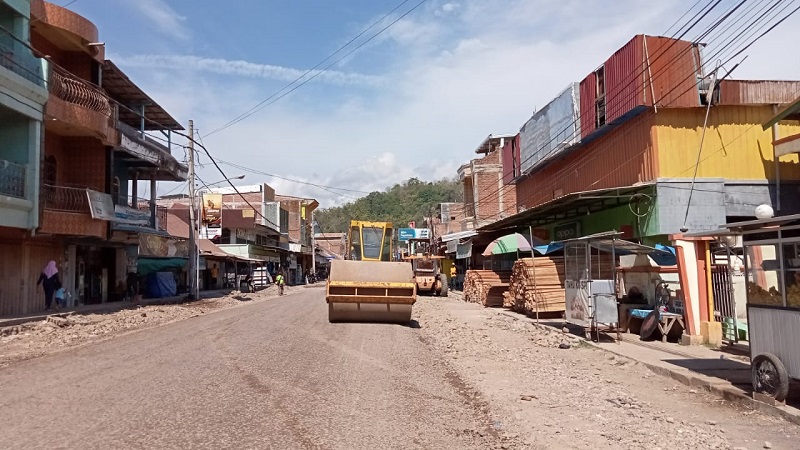 Proses perbaikan jalan di wilayah pertokoan Desa Tente. (Nur Hasanah/Ntb News)