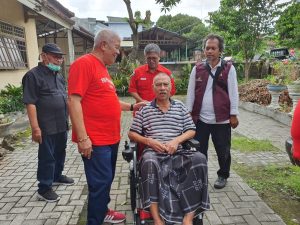 Pensiunan ASN Lombok Timur Kena Stroke, Rachmat Hidayat Beri Bantuan Kursi Roda Elektrik