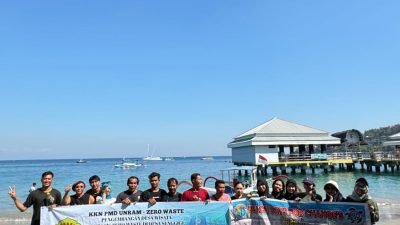 Gelar Kegiatan Bersih-Bersih Pantai; Kelompok KKN PMD Unram Senggigi Kolaborasi dengan BBC Senggigi