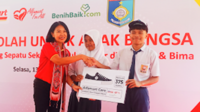 Alfamart Berikan 375 Pasang Sepatu kepada Siswa SMP di NTB 