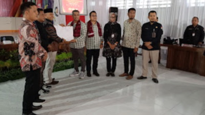 KPU Sumbawa Barat Terima Pendaftaran Duet Alim-Nasir untuk Pilkada 2024