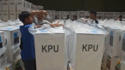 Ribuan Kotak Suara KPU Mataram Diperiksa dan Dipindahkan Karena Banjir