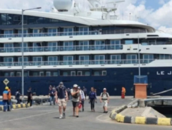 Kapal Pesiar Le Jacques Cartier Berlabuh di Pelabuhan Badas Sumbawa, Angkut Ratusan Wisatawan Eropa