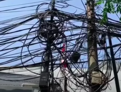 Diskominfo Lombok Tengah Tertibkan Kabel Fiber Optik Semrawut