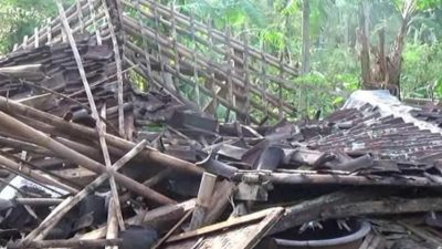 Pasca Musibah Angin Puting Beliung, Desa Sorisakolo Terima Bantuan Beras dari Dinas Ketahanan Pangan Dompu